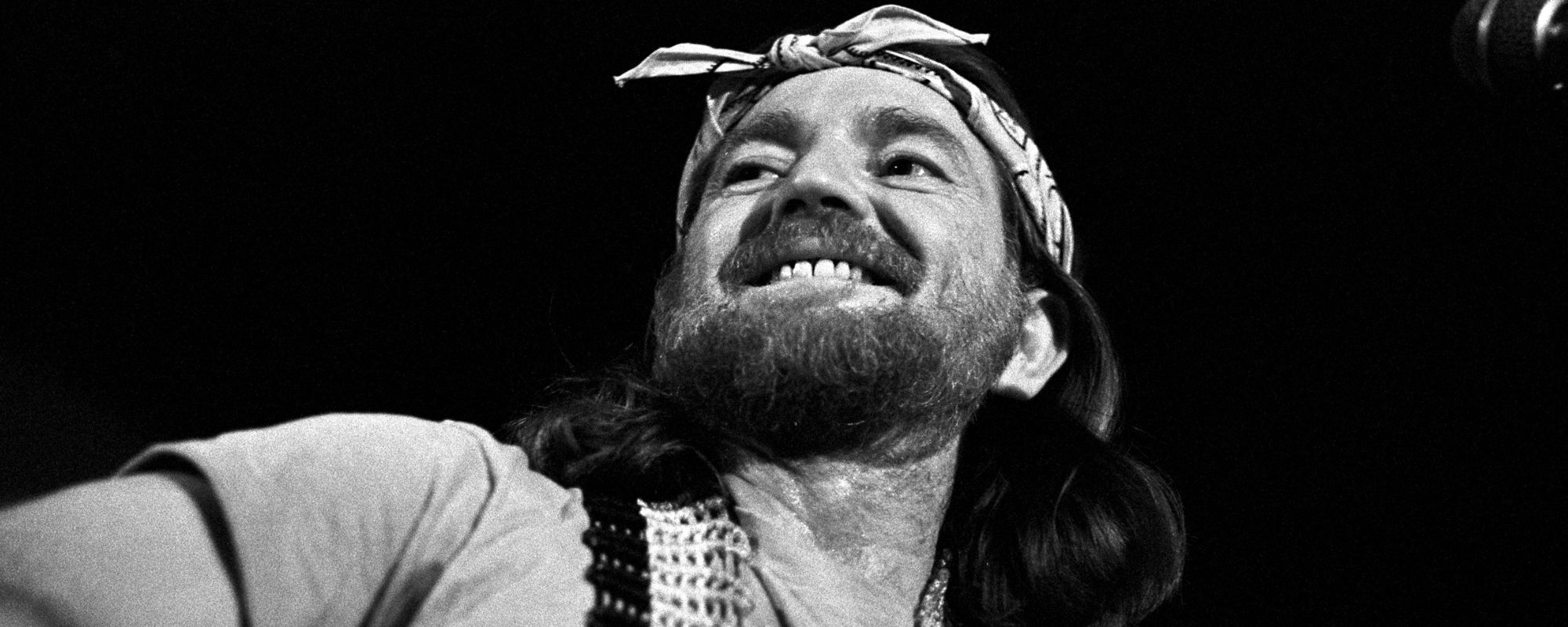 Willie Nelson performing 1970s country music