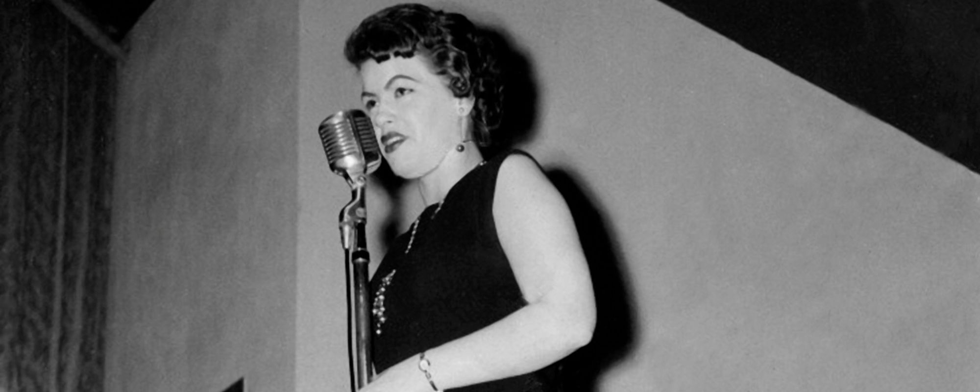 Country Time Machine: Patsy Cline Enchants a National Television Audience With a “Crazy” Rendition of Her Most Iconic Hit
