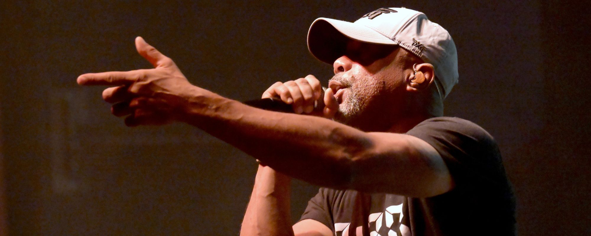 How Darius Rucker Made This Airport Singer’s Christmas: "Such a Nashville Moment"